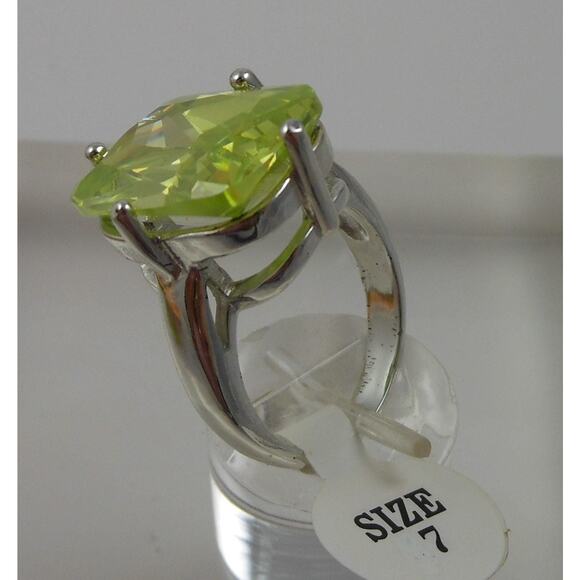 Vintage 1990's Green Cocktail Ring Size 7 Thailand Made NOS Cubic Zirconia - Picture 8 of 10